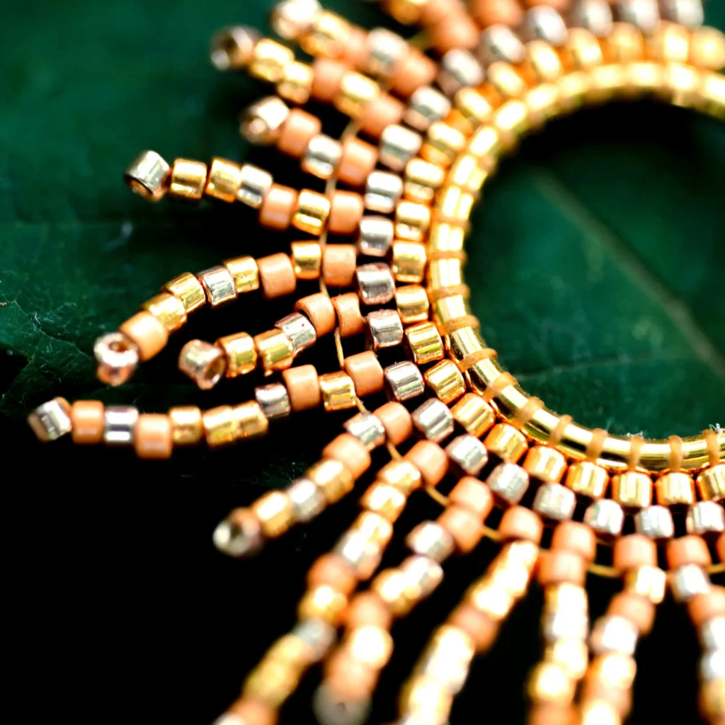 Boucle d’oreille petite Apollisia Solaris en perles Miyuki dorées et structure dorée, bijou artisanal Valdyria inspiré du soleil