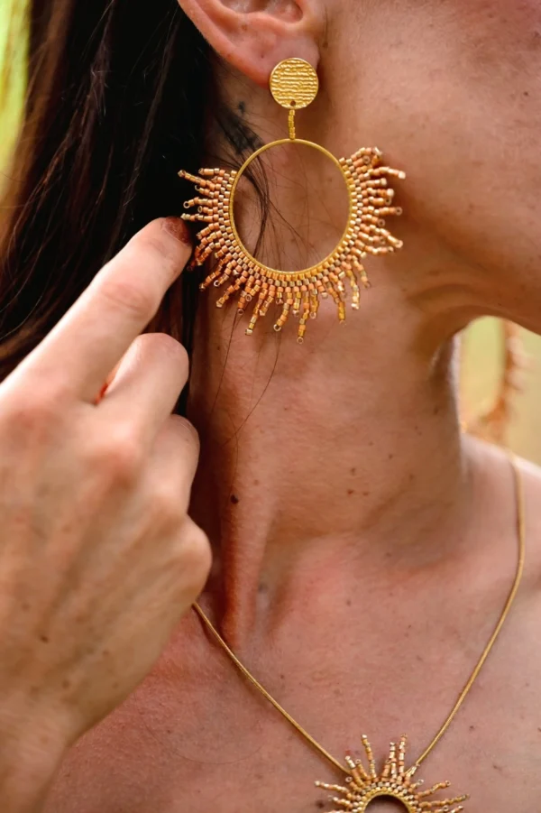 Détail rapproché des boucles Apollisia Solaris Valdyria en perles Miyuki dorées, monture plaquée or, fabrication artisanale en Alsace.