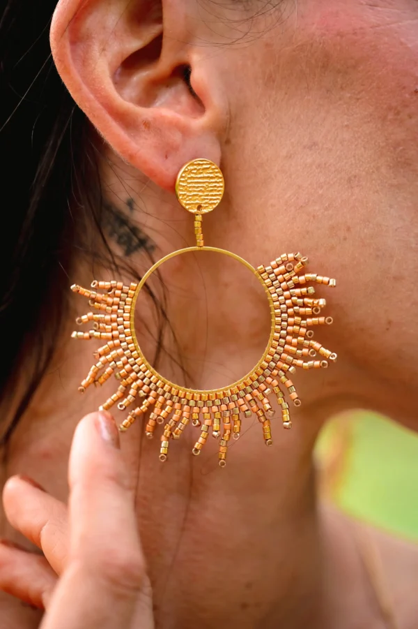 Vue macro des boucles Apollisia Solaris Valdyria, perles Miyuki fines protégées par Duracoat et structure plaquée or.