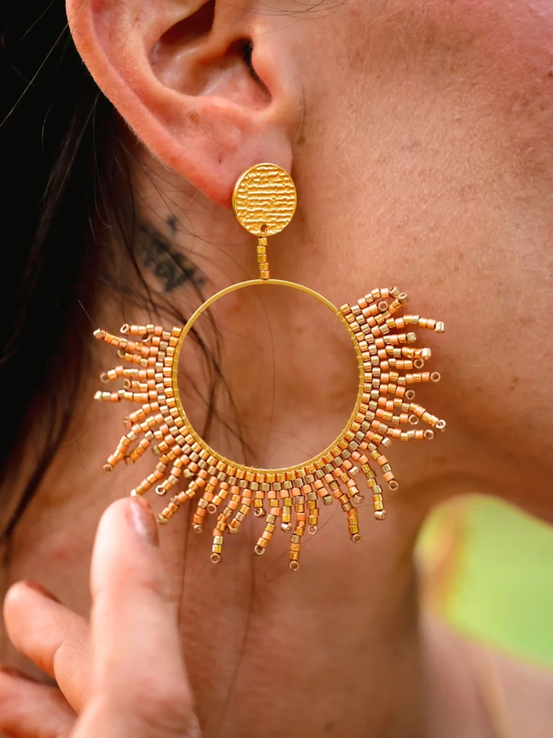 boutique-valdyria-apollisia-solaris-boucles-oreilles-pendante-plan-tres-rapproche Vue macro des boucles Apollisia Solaris Valdyria, perles Miyuki fines protégées par Duracoat et structure plaquée or.