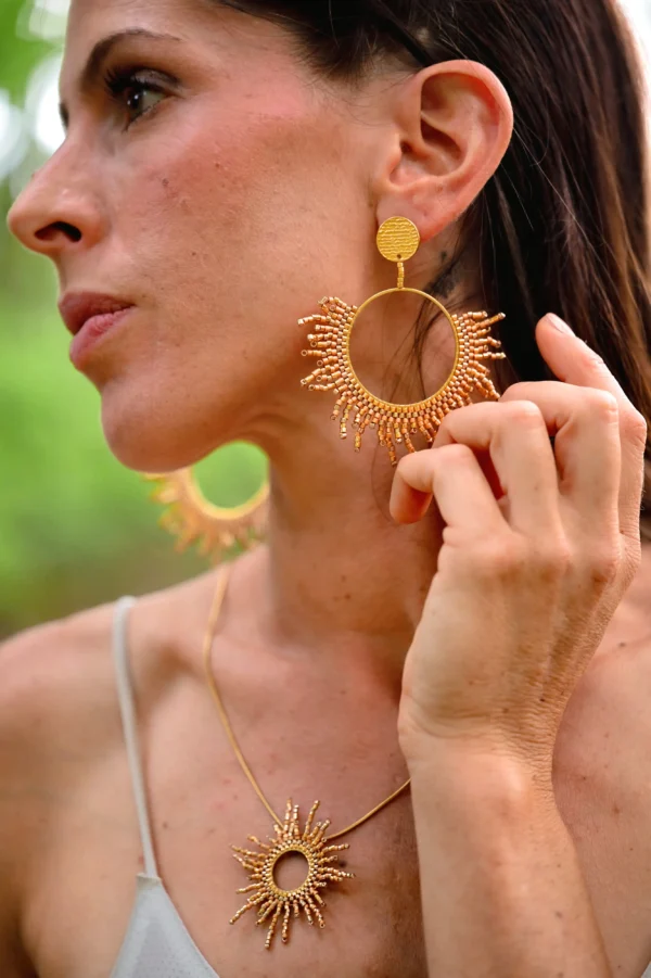 Vue de profil des boucles Apollisia Solaris Valdyria, longues pendantes dorées en perles Miyuki et plaqué or.