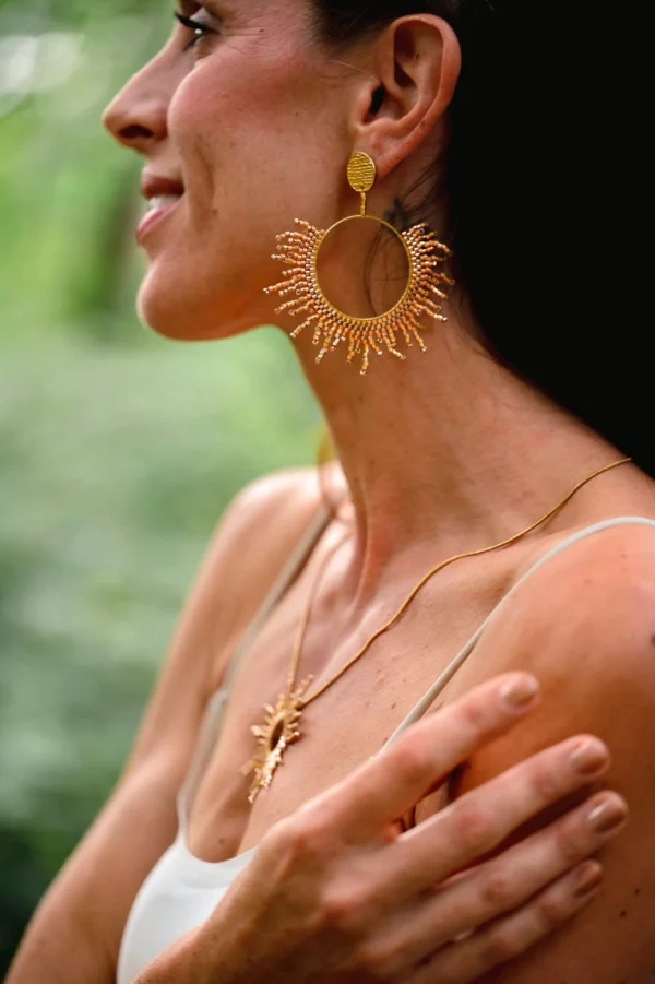 Vue de profil poétique des boucles Apollisia Solaris Valdyria, perles Miyuki dorées plaqué or, fabrication artisanale alsacienne.