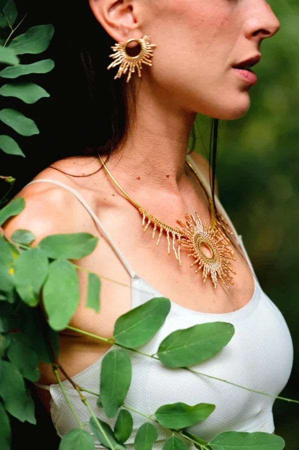 Collier Apollisia Solaris de Valdyria, vue en buste, or chaud et perles Miyuki fines.