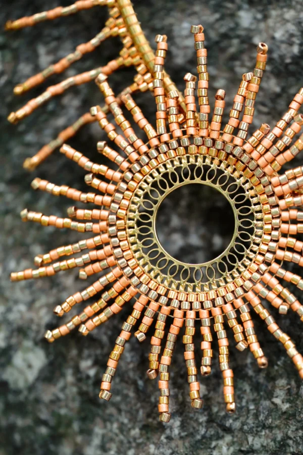 Gros zoom sur le centre du collier Apollisia Solaris, or et perles Miyuki fines.