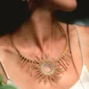 Collier Apollisia Solaris porté avec élégance, lumière dorée sur peau.