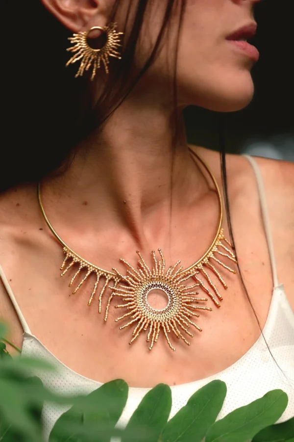 Collier Apollisia Solaris porté avec élégance, lumière dorée sur peau.