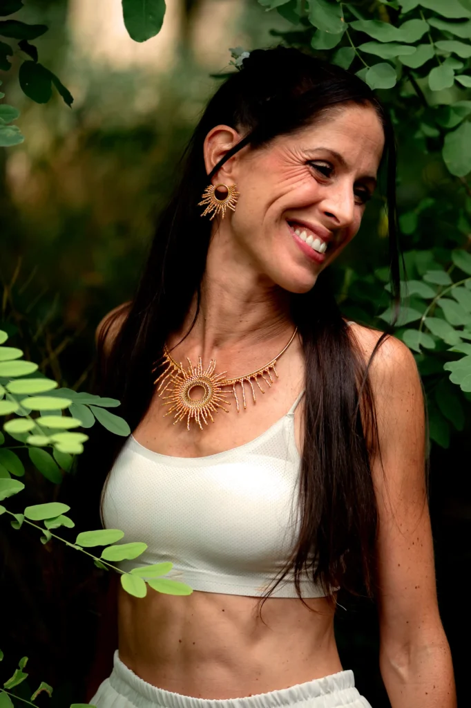 Vue large du collier Apollisia Solaris porté en extérieur.