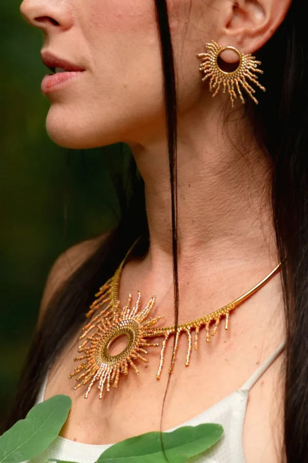 Collier Apollisia Solaris vu de profil gauche, dorures et perles Miyuki.