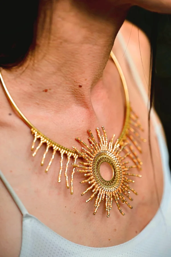 Gros plan extrême sur le pendentif du collier Apollisia Solaris.