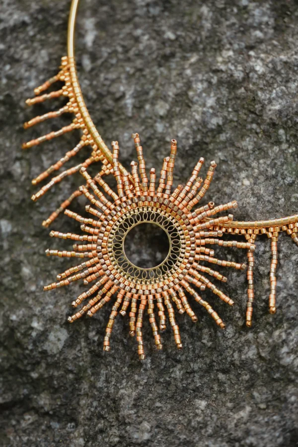 Gros plan sur les détails du collier Apollisia Solaris, perles Miyuki fines et plaqué or.