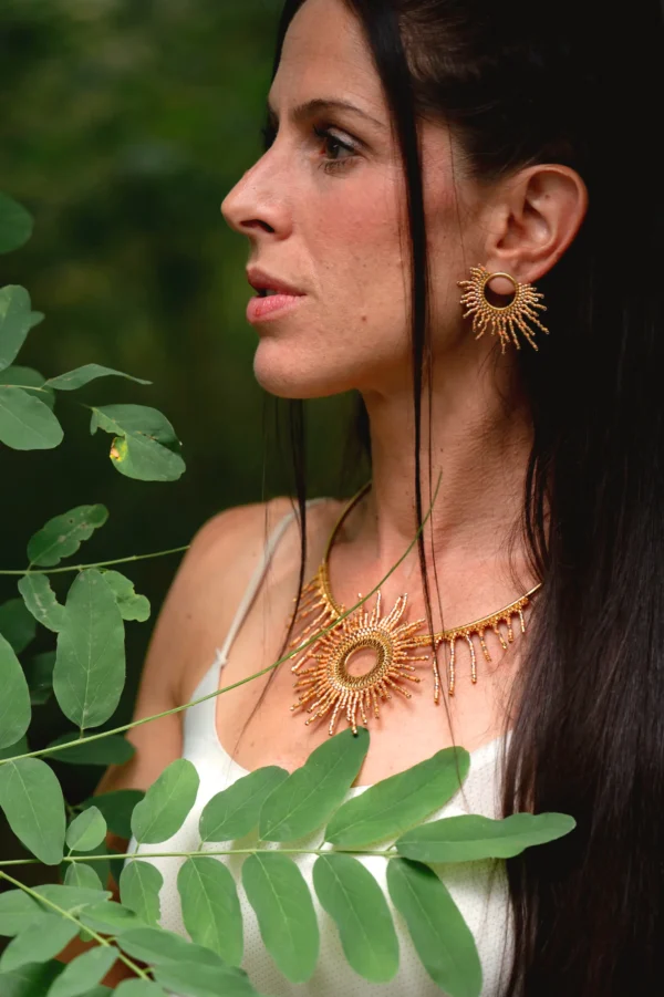 Collier Apollisia Solaris de Valdyria, profil droit avec boucles assorties.