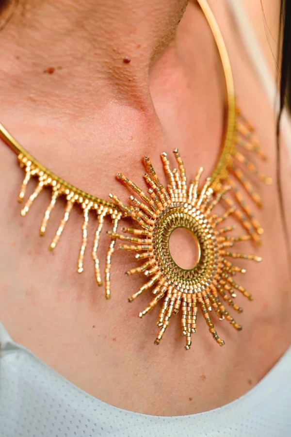 Gros plan extrême sur le pendentif du collier Apollisia Solaris.