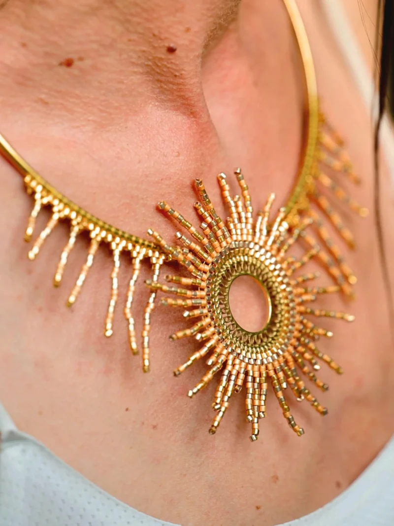 boutique-valdyria-apollisia-solaris-collier-majestueux-zoom Gros plan extrême sur le pendentif du collier Apollisia Solaris.