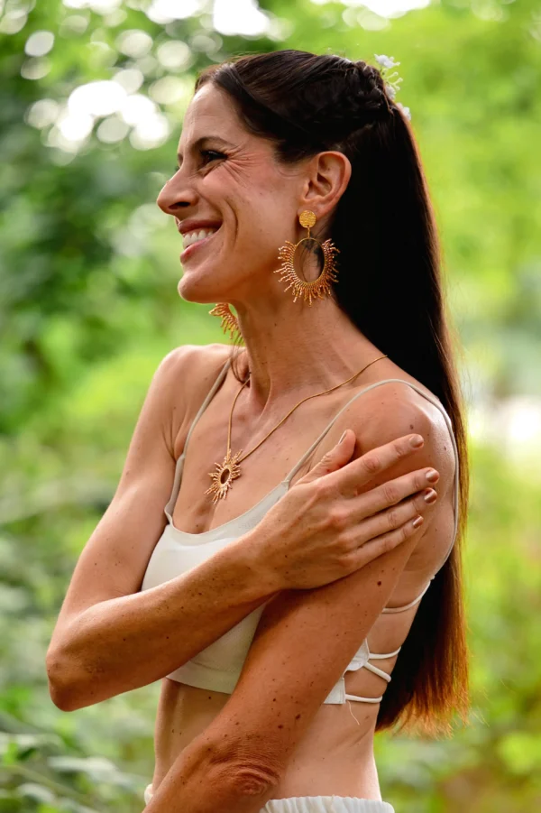 Vue d’ensemble du collier sautoir Apollisia Solaris porté en extérieur, captant la lumière du jour.