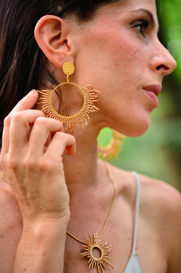 Portrait d’une femme portant le collier sautoir solaire Valdyria.