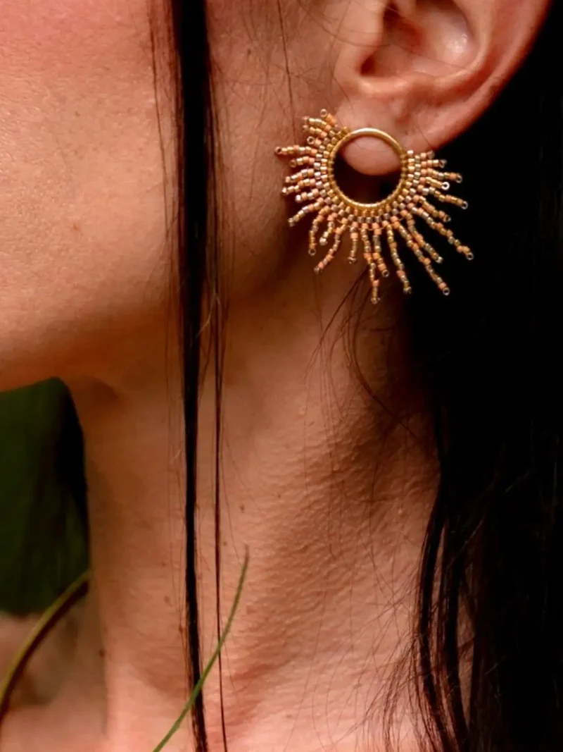 boutique-valdyria-apollisia-solaris-petites-boucles-oreilles-plan-tres-proche Détail très rapproché d’une boucle d’oreille solaire sur l’oreille.