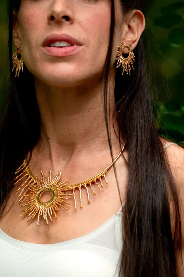 Portrait d’une femme de face portant les boucles Apollisia Solaris mini.