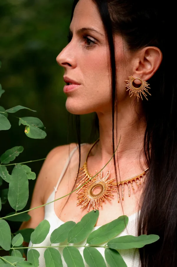 Femme regardant droit devant, parée de boucles artisanales Valdyria.