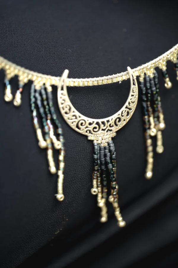 Collier Majestueux Artemesia Lunaris Valdyria en perles Miyuki noir, doré et argent, photographié en gros plan sur fond noir. Bijou artisanal fait main en Alsace.