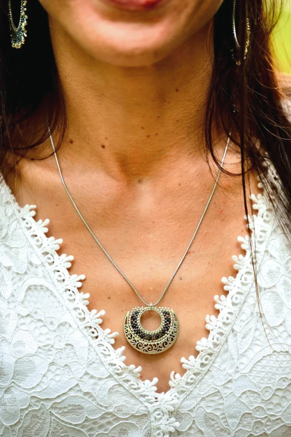 boutique-valdyria-artemesia-lunaris-collier-sautoir-gros-plan-1 Collier Sautoir Artemesia Lunaris Valdyria porté sur le cou d’une femme, bijou artisanal fait main en Alsace.