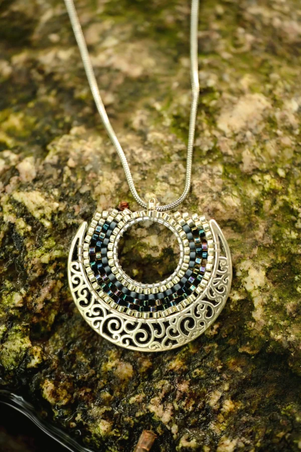 boutique-valdyria-artemesia-lunaris-collier-sautoir-gros-plan-pierre-1 Collier Sautoir Artemesia Lunaris Valdyria en métal ciselé et perles Miyuki argentées, gros plan sur pierre. Bijou artisanal fait main en Alsace, inspiré de la lune.