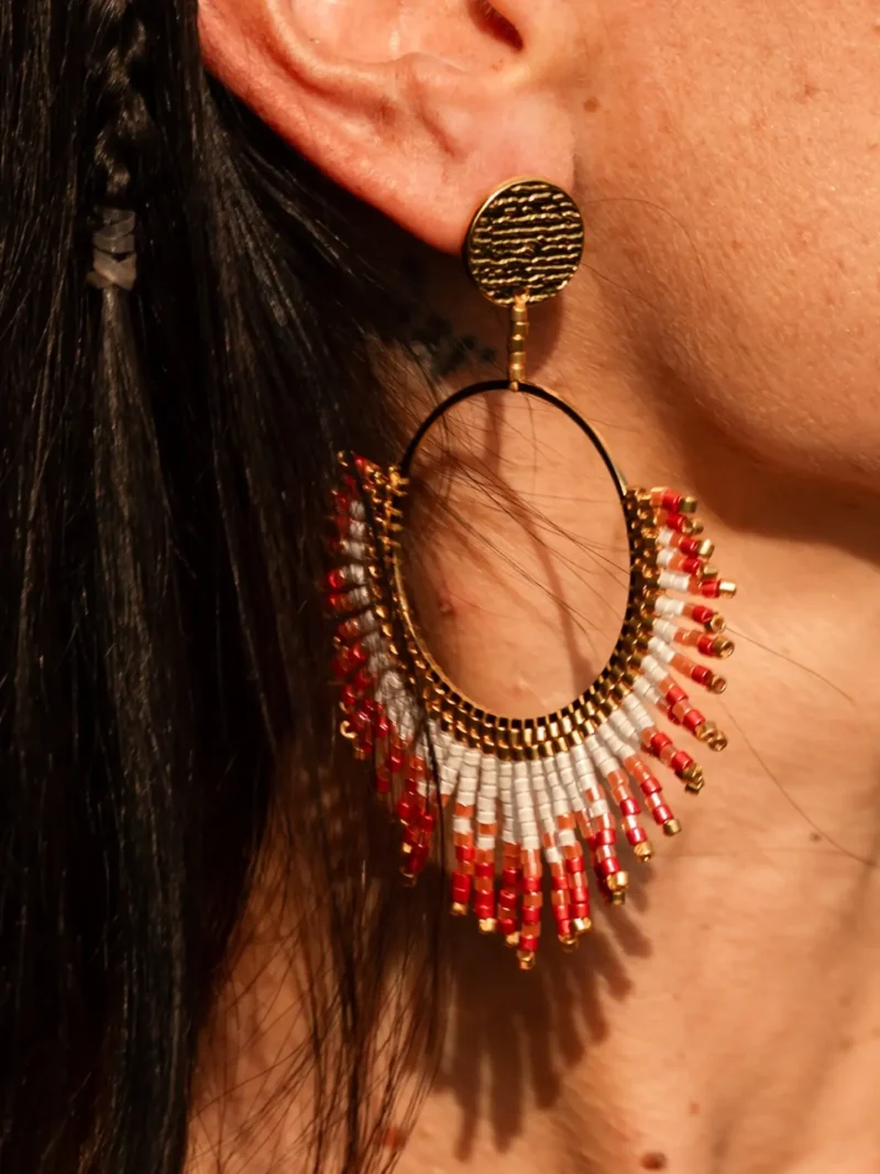 boutique-valdyria-mira-aurora-boucles-oreille-pendantes-gros-plan-boucle Boucle d’oreille pendante Mira Aurora Valdyria en perles Miyuki rose clair et rose foncé, gros plan isolé. Bijou artisanal fait main en Alsace.