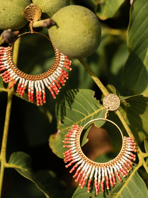 boutique-valdyria-mira-aurora-boucles-oreille-pendantes-gros-plan-fruit Boucles d’oreilles pendantes Mira Aurora Valdyria en perles Miyuki rose clair et rose foncé, photographiées sur une branche fruitière. Bijoux artisanaux faits main en Alsace, made in France, écoresponsables.