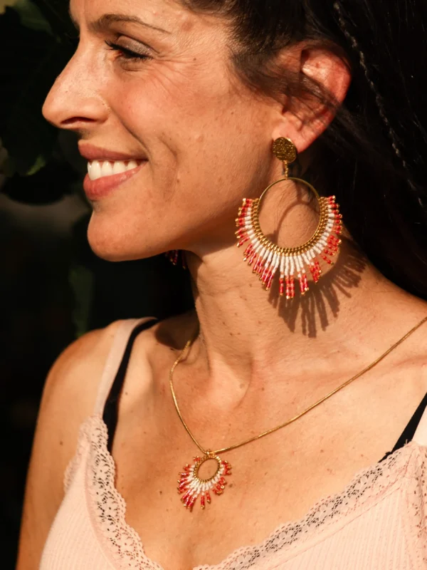 boutique-valdyria-mira-aurora-boucles-oreille-pendantes-portrait-cheveux-longs Femme aux cheveux longs portant les boucles Mira Aurora Valdyria en perles Miyuki rose clair et rose foncé. Bijou artisanal fait main en Alsace, talisman made in France.