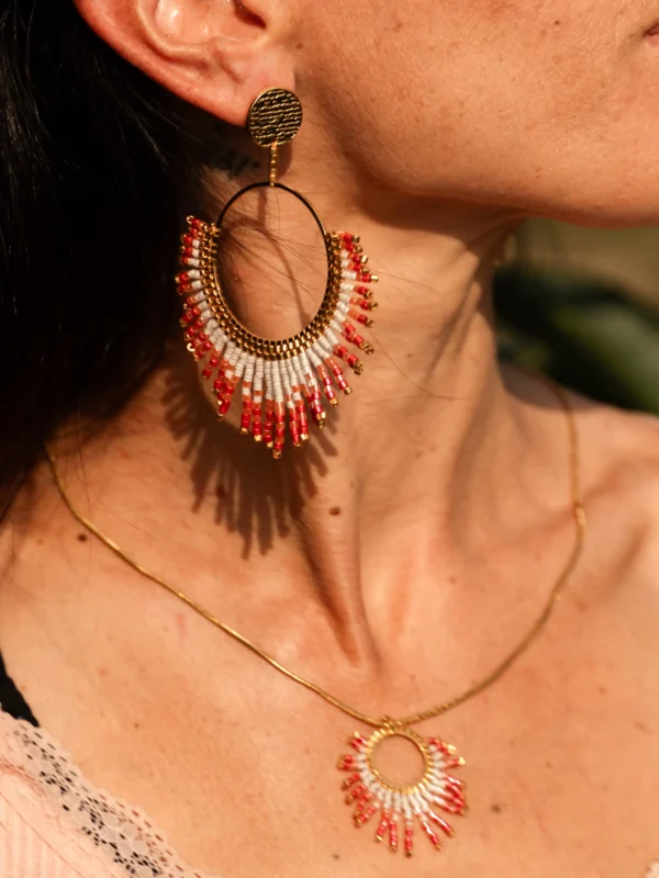 boutique-valdyria-mira-aurora-boucles-oreille-pendantes-gros-plan-cou Boucles Mira Aurora Valdyria en perles Miyuki rose clair et rose foncé, portées à l’oreille, collier assorti visible au cou. Bijou artisanal fait main, made in France.