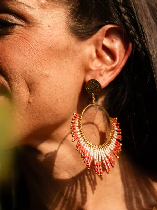 boutique-valdyria-mira-aurora-boucles-oreille-pendantes-gros-plan-oreille-1 Boucles Mira Aurora Valdyria en perles Miyuki rose clair et rose foncé, portées à l’oreille d’une femme de profil. Bijou artisanal écoresponsable, fait main en Alsace.