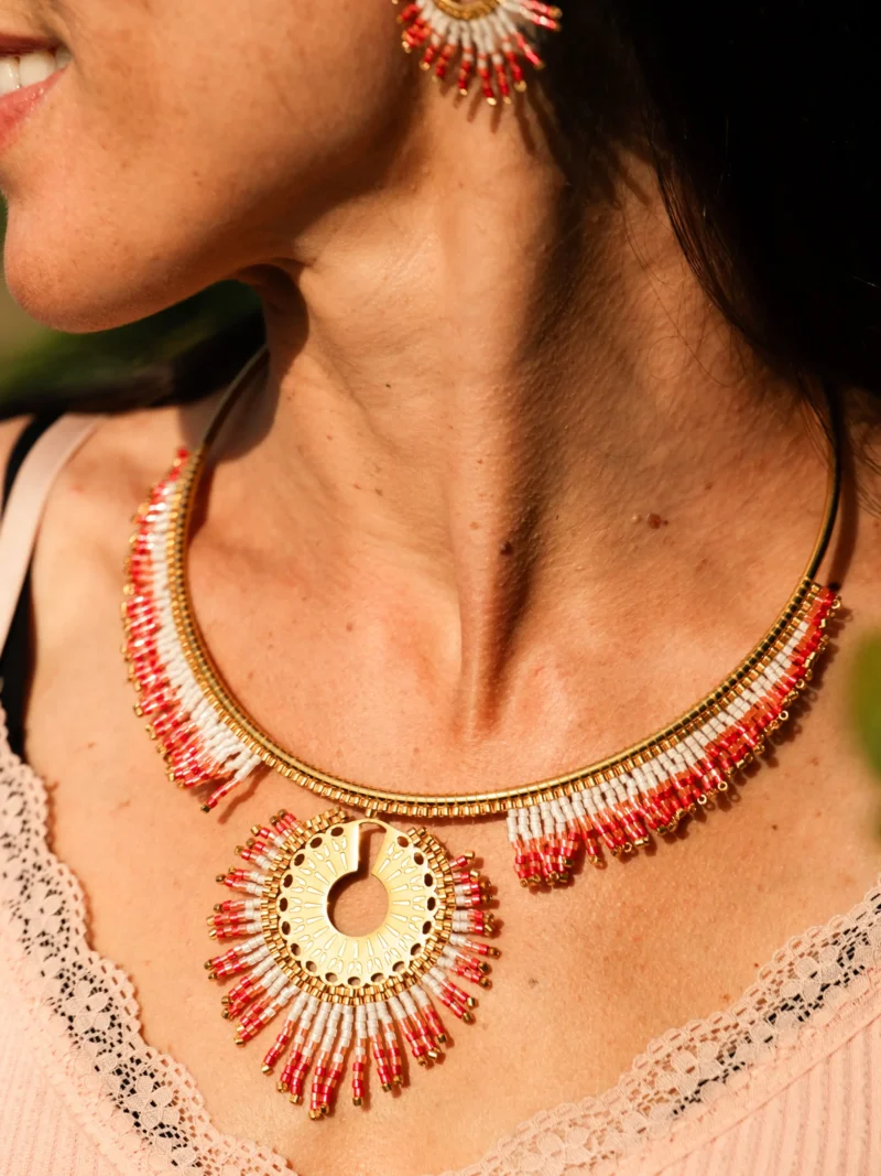 boutique-valdyria-mira-aurora-collier-majestueux-gros-plan-cou-2 Collier Majestueux Mira Aurora Valdyria, perles Miyuki rose clair et foncé, doré, porté au cou incliné. Bijou artisanal alsacien, création slow made.