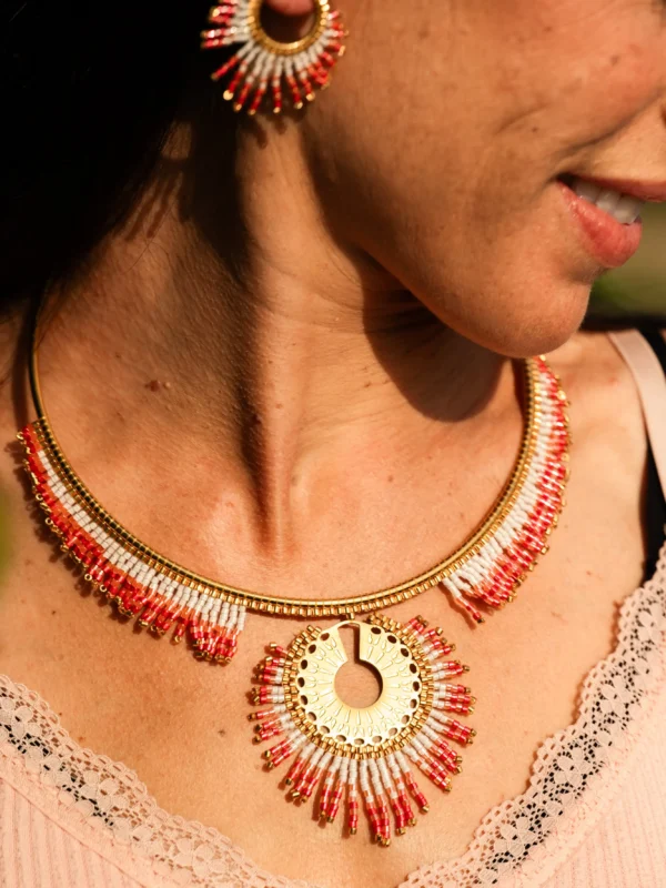 Collier Majestueux Mira Aurora Valdyria en perles Miyuki rose clair et rose foncé, monture dorée, porté au cou. Bijou artisanal fait main en Alsace, bijou mystique.