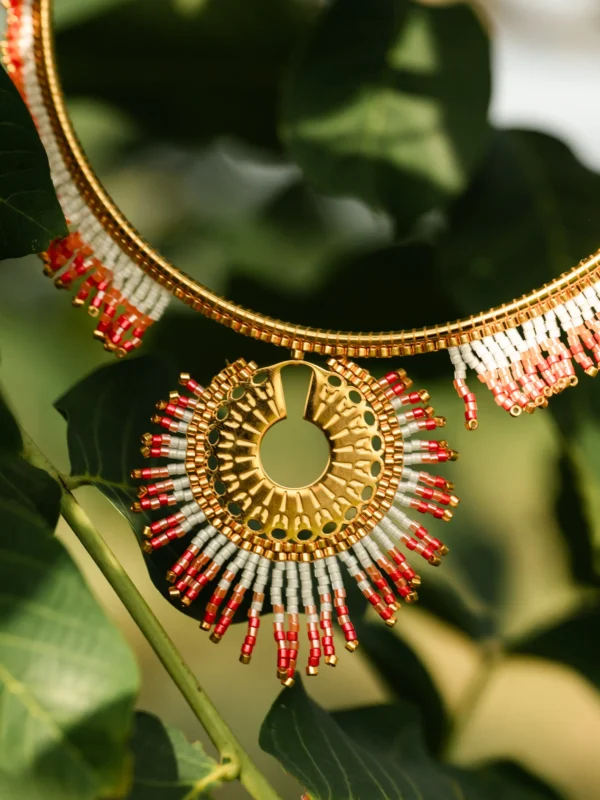 Collier Majestueux Mira Aurora Valdyria, perles Miyuki rose clair et foncé, monture dorée, gros plan sur fond végétal. Bijou artisanal français, fait main en Alsace.