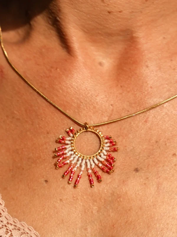 boutique-valdyria-mira-aurora-collier-sautoir-gros-plan-cou Collier sautoir Mira Aurora Valdyria porté au cou, cercle doré tissé de perles Miyuki rose clair et foncé. Bijou artisanal fait main en Alsace, talisman poétique.