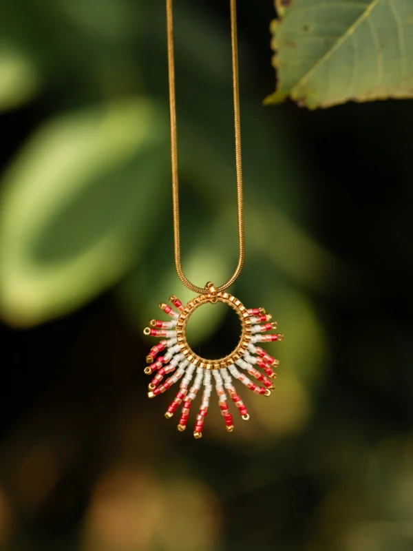 boutique-valdyria-mira-aurora-collier-sautoir-gros-plan-nature Collier sautoir Mira Aurora Valdyria à cordon doré, cercle orné de perles Miyuki rose clair et foncé. Bijou artisanal alsacien, création écoresponsable.