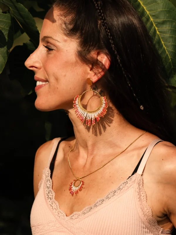 boutique-valdyria-mira-aurora-collier-sautoir-parure-complete-profil Femme de profil portant la parure Mira Aurora Valdyria : collier sautoir et boucles assorties en perles Miyuki rose clair et foncé. Bijoux artisanaux faits main en Alsace.