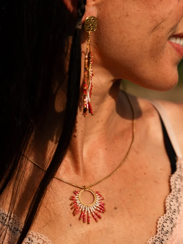 boutique-valdyria-mira-aurora-collier-sautoir-portrait-profil-boucles Femme de profil portant le Collier Sautoir Mira Aurora Valdyria avec boucles assorties, perles Miyuki rose clair et foncé. Bijoux artisanaux made in France.