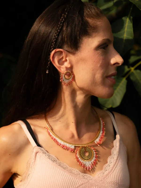 Femme portant les petites boucles Mira Aurora Valdyria et le collier assorti, perles Miyuki rose clair et foncé. Bijoux artisanaux alsaciens, création poétique et durable.