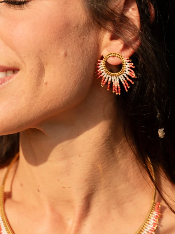 Boucle Mira Aurora Valdyria portée de profil gauche, perles Miyuki rose clair et foncé, monture dorée. Bijou artisanal alsacien, création talismanique.