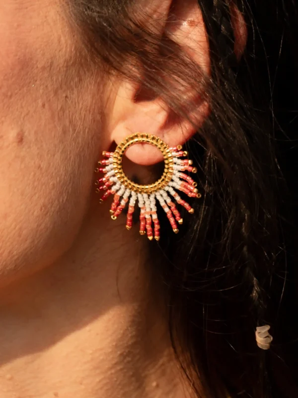 Boucle Mira Aurora Valdyria portée à l’oreille, perles Miyuki rose clair et foncé, monture dorée. Bijou artisanal alsacien, création mystique et raffinée.