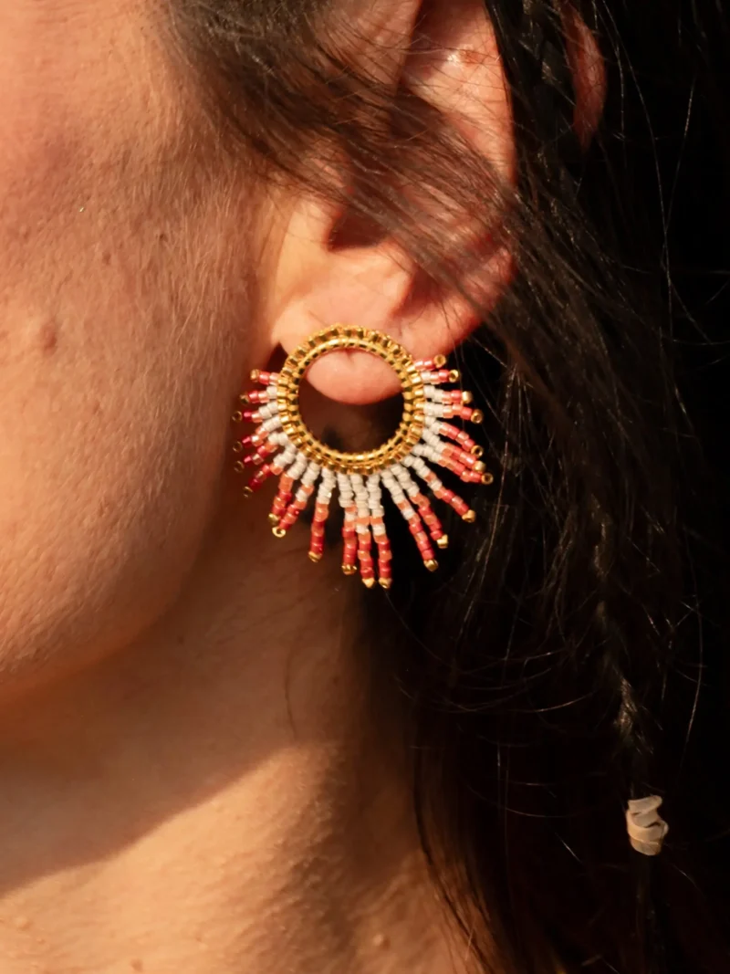 boutique-valdyria-mira-aurora-petites-boucles-doreille-oreille-gros-plan Boucle Mira Aurora Valdyria portée à l’oreille, perles Miyuki rose clair et foncé, monture dorée. Bijou artisanal alsacien, création mystique et raffinée.