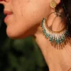 Boucle Mira Calypsa Valdyria portée de profil, perles Miyuki turquoise et vert d’eau, monture dorée. Bijou artisanal fait main, inspiré par les nymphes marines.