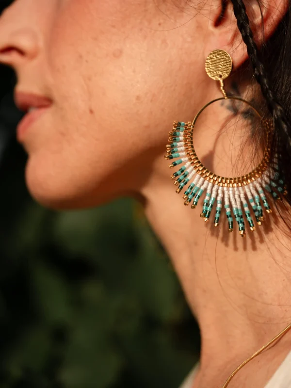 Boucle Mira Calypsa Valdyria portée de profil, perles Miyuki turquoise et vert d’eau, monture dorée. Bijou artisanal fait main, inspiré par les nymphes marines.