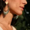 Boucles Mira Calypsa Valdyria portées par une femme de profil, perles Miyuki turquoise et vert d’eau, monture dorée. Bijoux artisanaux éthiques, fabriqués en Alsace.