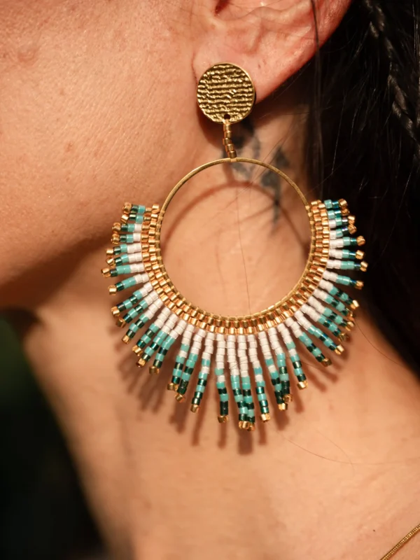 Boucle d’oreille Mira Calypsa Valdyria portée de profil, perles Miyuki turquoise et vert d’eau, monture dorée. Bijou artisanal fait main en Alsace, inspiration marine et mythologique.