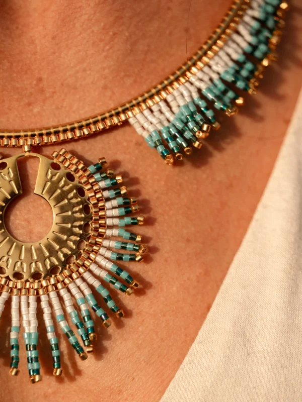Collier Majestueux Mira Calypsa Valdyria porté au cou, perles Miyuki turquoise et vert d’eau, monture dorée. Bijou artisanal fait main en Alsace, amulette protectrice.