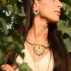 Collier Majestueux Mira Calypsa Valdyria en perles Miyuki turquoise et vert d’eau, monture dorée, porté par une femme de profil. Bijou artisanal alsacien, durable et raffiné.
