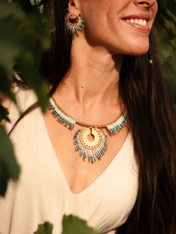 Parure Mira Calypsa Valdyria composée du collier majestueux et des boucles pendantes assorties, perles Miyuki turquoise et vert d’eau, monture dorée. Bijoux artisanaux made in France.