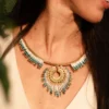 Collier Majestueux Mira Calypsa Valdyria, perles Miyuki turquoise et vert d’eau, monture dorée, porté autour du cou. Bijou artisanal français, création durable et poétique.