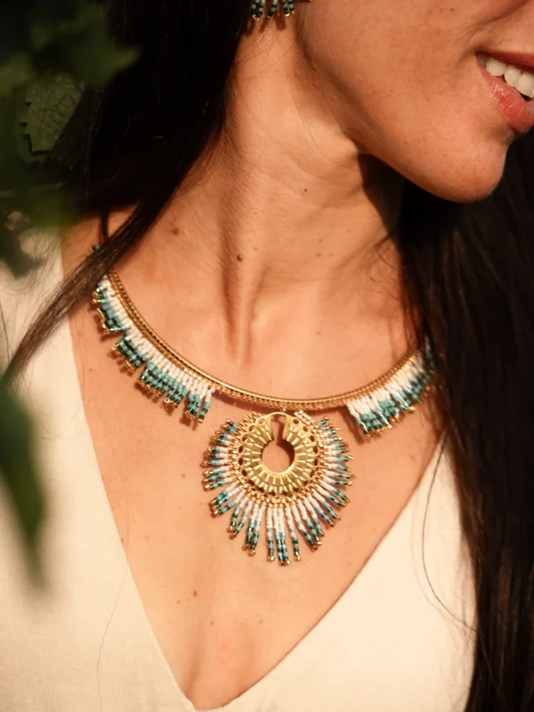 Collier Majestueux Mira Calypsa Valdyria, perles Miyuki turquoise et vert d’eau, monture dorée, porté autour du cou. Bijou artisanal français, création durable et poétique.